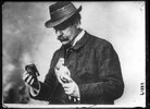 Julius_Neubronner_with_pigeon_and_camera_1914.jpg