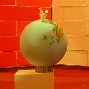 The globe with a pigeon to ask world peace in cake